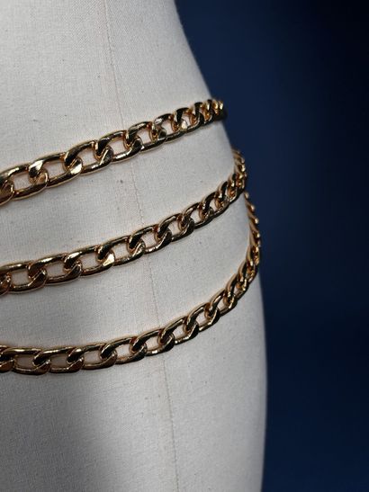 CHANEL
Ceinture chaîne en métal doré à trois...