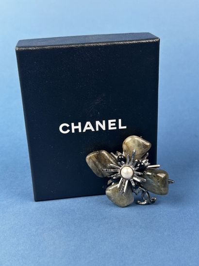 CHANEL 
Broche croix stylisée en métal argenté...