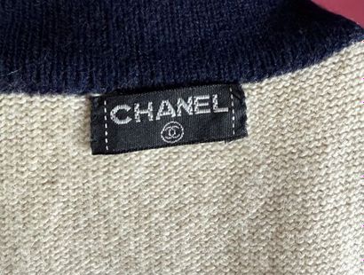 CHANEL 
Cardigan bicolore en cachemire ivoire/marine,...