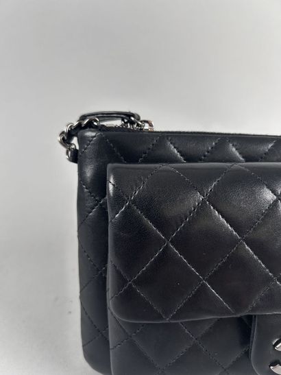 CHANEL 
Petit sac pochette à deux compartiments,...