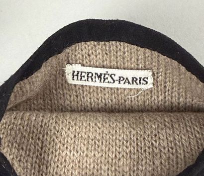 HERMÈS Paris. 
Paire de gants mi-longs en...