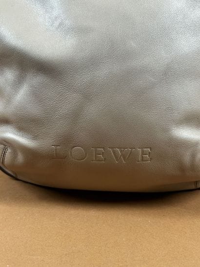 LOEWE 
Sac besace en cuir taupe à surpiqûres...