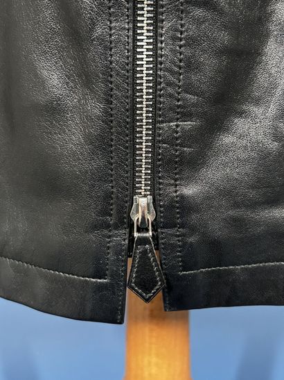 HERMÈS Paris
Jupe au genou en cuir noir,...