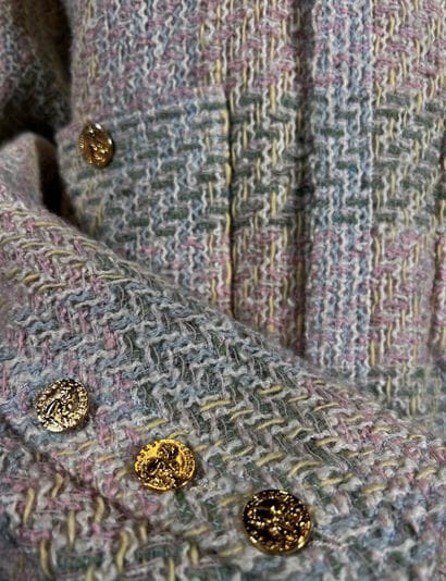 CHANEL Boutique 
Tailleur en tweed rayé rose/vert...