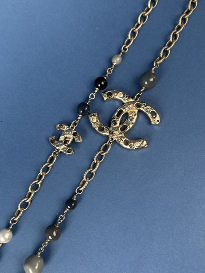 CHANEL 
Sautoir à anneaux en métal doré martelés...