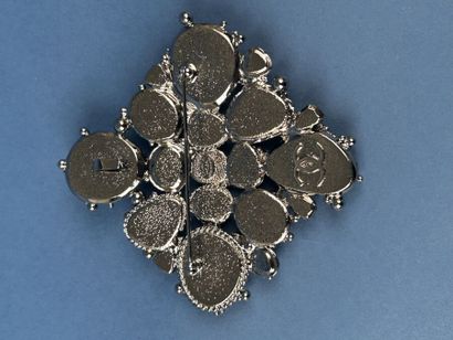 CHANEL 
Broche pendentif en métal argenté...