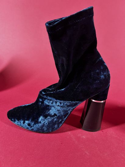 PHILLIP LIM
Paire de bottines en velours...