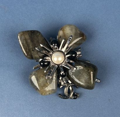 CHANEL 
Broche croix stylisée en métal argenté...