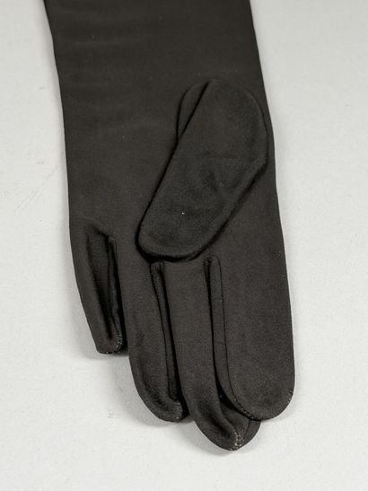HERMÈS Paris. 
Paire de gants mi-longs en...