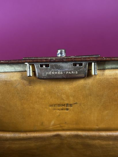 HERMÈS Paris
Sac en cuir beige, fermoir poussoir...