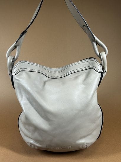 LOEWE 
Sac besace en cuir taupe à surpiqûres...