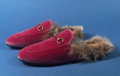 GUCCI
Paire de mules Princetown en velours...