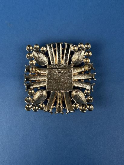 CHANEL 
Broche pendentif en métal doré découpé,...