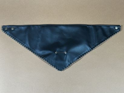 CHANEL 
Tour de cou triangle en cuir noir...