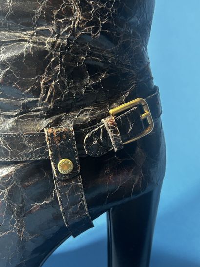 DOLCE GABBANA 
Paire de bottes en cuir vieilli...