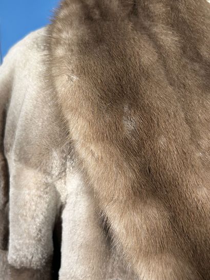 J. MENDEN
Manteau 7/8e en vison éjarré beige,...