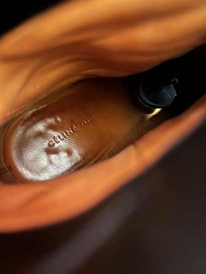CÉLINE 
Paire de bottines en cuir noir à...