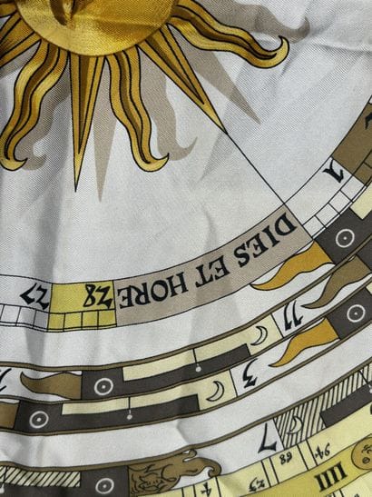 HERMÈS Paris 
Carré en twill de soie imprimée...