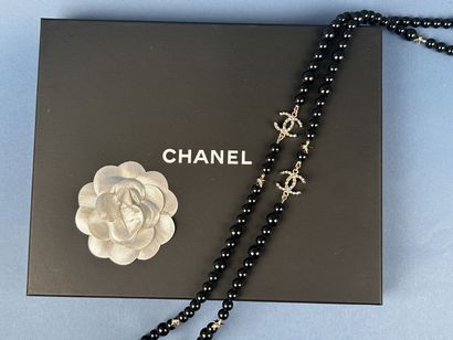 CHANEL 
Sautoir en perles noires entrecoupées...