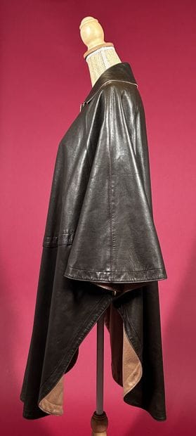 CÉLINE
Cape poncho en cuir marron doublé...