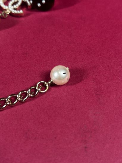 CHANEL
Sautoir à fine chaîne en métal doré...