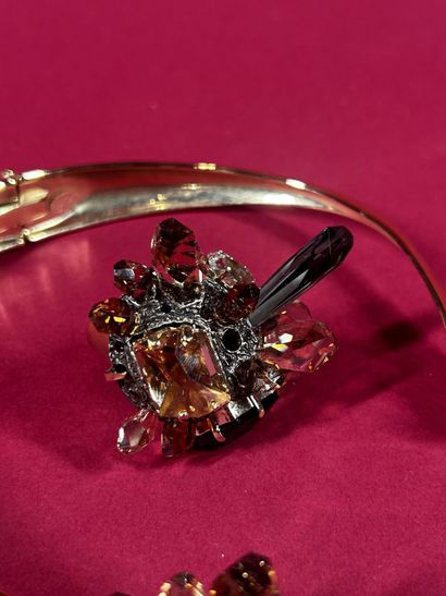 LANVIN
Parure en métal doré pavée de strass...