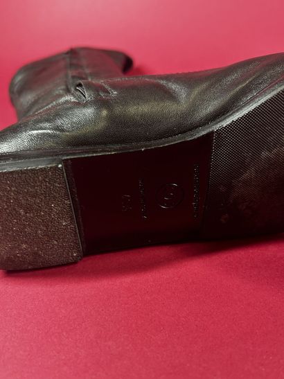 CHANEL Identification
Paire de bottes plates...