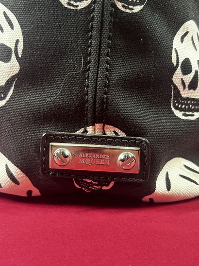 ALEXANDER McQUEEN 
Sac besace en toile noire...