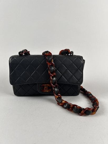 CHANEL 
Sac classique en cuir matelassé noir,...