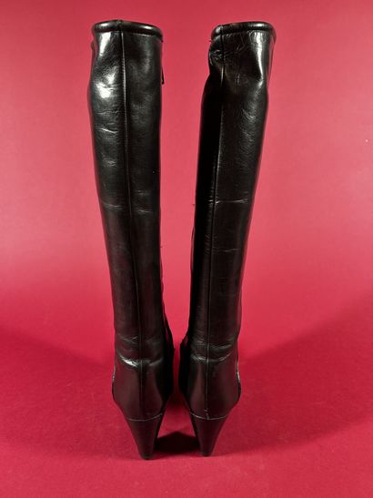 CÉLINE
Paire de bottes en cuir noir, talon...