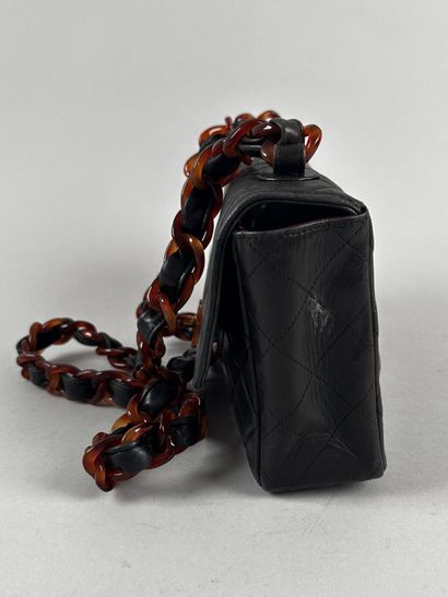 CHANEL 
Sac classique en cuir matelassé noir,...