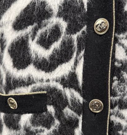 CHANEL 
Twinset en alpaga marbré camélia...