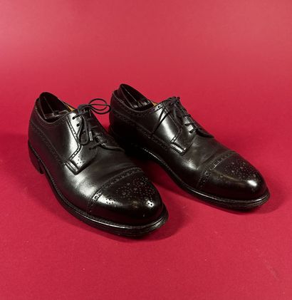 J. M. WESTON 
Deux paires de derby homme...