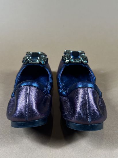 MIU MIU 
Paire de ballerines en cuir irisé...