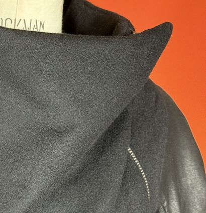 GARETH PUGH 
Manteau en angora et laine noire,...