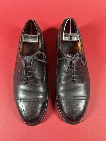 J. M. WESTON 
Deux paires de derby homme...