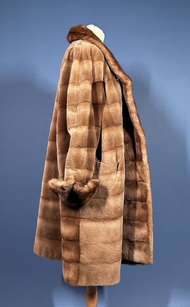J. MENDEN
Manteau 7/8e en vison éjarré beige,...