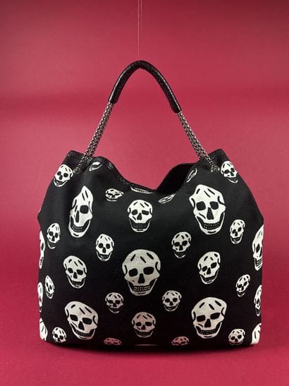 ALEXANDER McQUEEN 
Sac besace en toile noire...