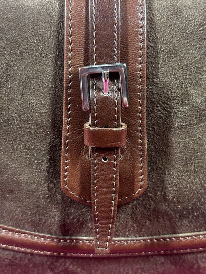 TOD'S 
Pochette en daim et cuir marron, fermoir...