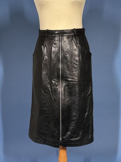 HERMÈS Paris
Jupe au genou en cuir noir,...