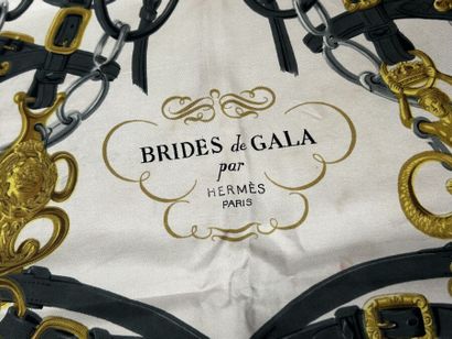 HERMÈS Paris 
Carré en twill de soie imprimée...