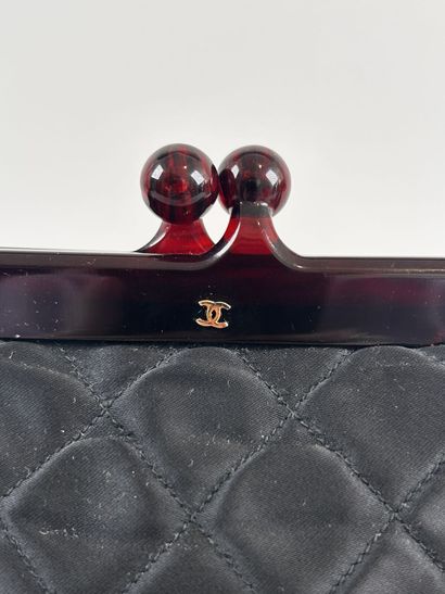 CHANEL 
Petit sac du soir bourse en satin...