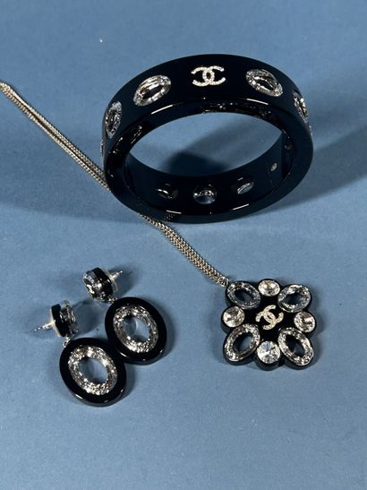 CHANEL 
Parure en résine noire découpée de...