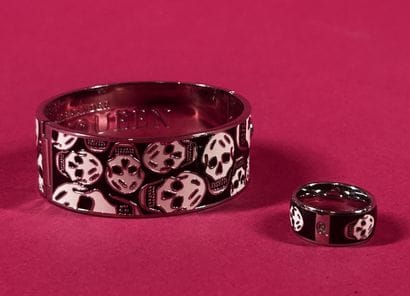 ALEXANDER McQUEEN 
Bracelet manchette s'ouvrant...