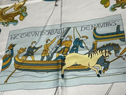 HERMÈS Paris 
Carré en twill de soie imprimée...