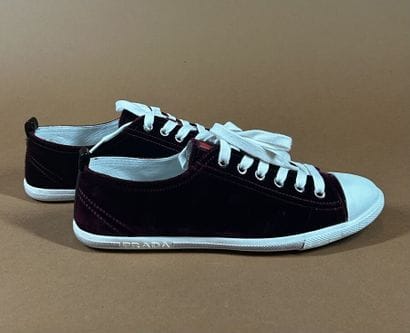 PRADA 
Paire de sneakers basse à lacet en...