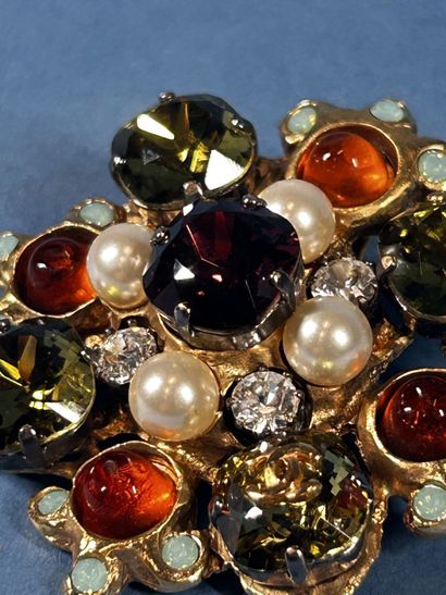 CHANEL
Broche pendentif en métal doré rehaussé...