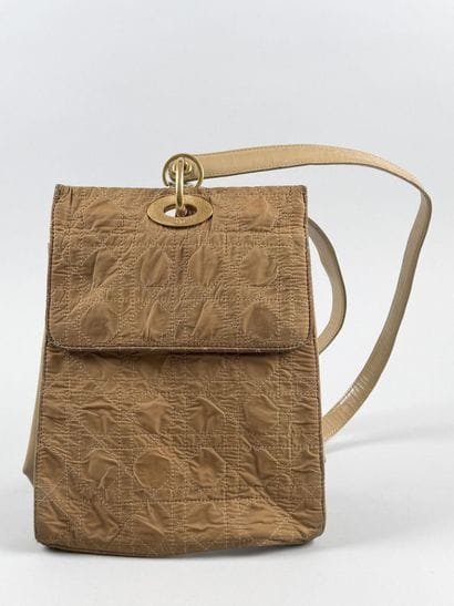 CHRISTIAN DIOR
Petit sac à dos en toile matelassée...