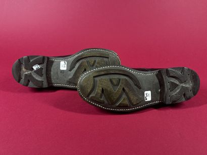 J. M. WESTON 
Paire de derby golf en cuir...