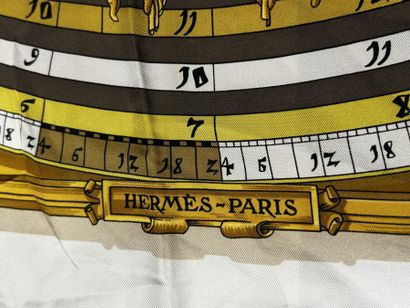 HERMÈS Paris 
Carré en twill de soie imprimée...